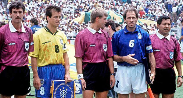 Puhl Sándor tussen de aanvoerders Dunga (Brazilië) en Baresi (Italië).