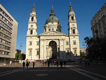 Het graf van Novák Dezsõ in de crypte van de Szent István Bazilica. 