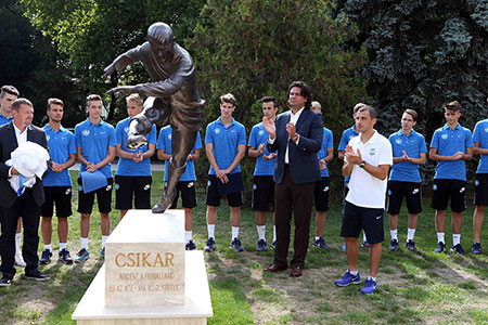 Op maandag 15 september 2015 werd aan de Voetbalakademie MTK een standbeeld van de overleden Sándor Károly ingehuldigd. 