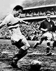 Sándor Károly dreigt eens te meer tijdens de wedstrijd Hongarije-Denemarken van 15/5/1955 (6-0), waari