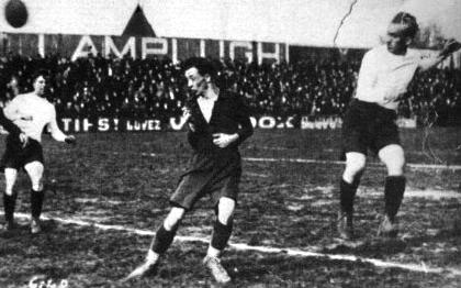 Schlosser tekende op 1 januari 1911, tijdens de wedstrijd tegen Frankrijk in Parijs, drie doelpunten aan