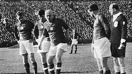 Schlosser-Lakatos Imre deeft de aftrap van de wedstrijd Hongarije-Oostenrijk op 16-10-1955.