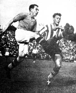 Sebes Gusztáv tijdens een wedstrijd Ferencváros TE-Hungária FC in 1930.