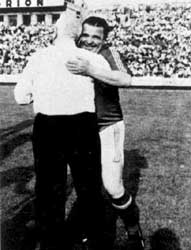 Sebes begroet Puskás in Budapest bij een gelegenheidsmatch in 1981.