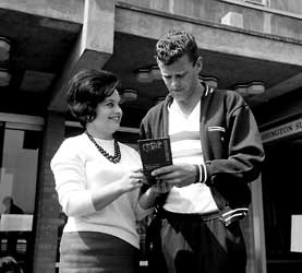 Sipos Ferenc op het WK 1966, met een bewonderaarster.