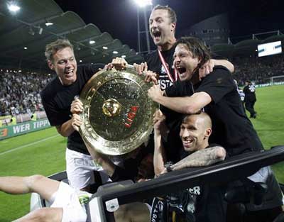 Szabics Imre viert mee bij SK Sturm Graz na de verovering van de Oostenrijkse kampioenstitel in 2011.