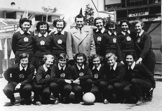 Het Hongaarse basketbalteam in 1952 met Szabo boven uiterst rechts.