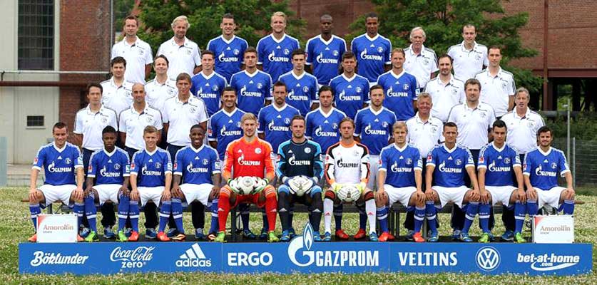 Het team van FC Schalke 04 seizoen 2003-2004, met Szalai Ádám op de bovenste rij, 3de van links.