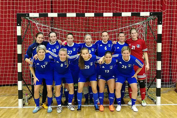 Szekér Anita en Pádár Anita met het FUTSAL-team HTE in november 2017. 