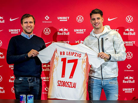 Samen met Julian Nagelsmann, de hoofdcoach van RB Leipzig, bij de ondertekening van zijn contract in december 2020.