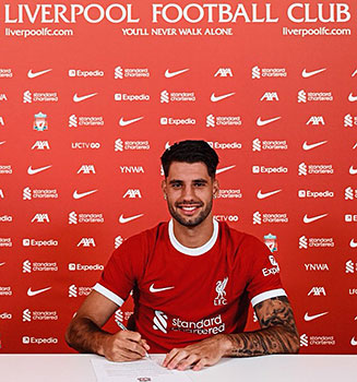 Szoboszlai bij de ondertekening van zijn contract bij Liverpool FC op 2 juli 2023.