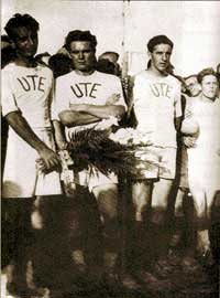 Szusza Ferenc naast Zsengellér (met bloemen)