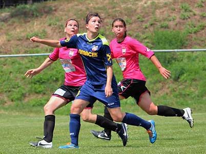 Éva (links) en teamgenote Szabó Boglárka in verdediging tijdens een wedstrijd van Astra HFC tegen het Oostenrijkse St. Pölten.