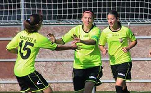 Telek-Sümegi Éva (midden) na het aantekenen van een doelpunt voor Astra HFC.