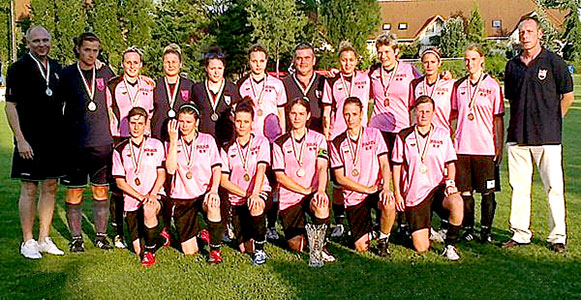 Het team Astra HFC met Telek-Sümegi Éva (geknield tweede van links:).