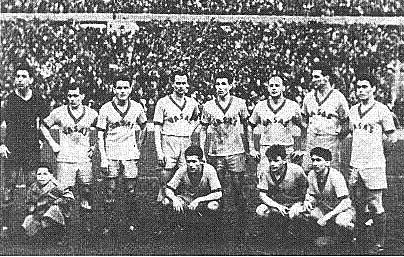 De ploeg van Vasas SC die op 16 april 1958 tegen Real Madrid won met 2-0.