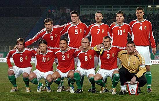 Tóth Balázs (nummer 6), gehurkt tussen Bodnár László en Vanczák Vilmos,