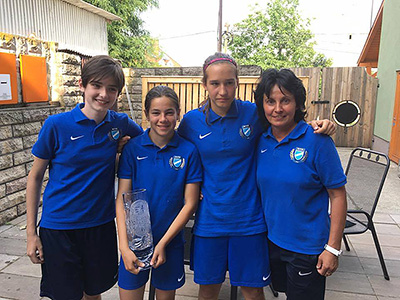 Tóth Judit als coach met de U15 van MTK, tweede in het kampioenschap 2017.