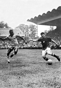 Tóth Mihály in strijd met de Braziliaan Djalma Santos