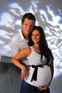 Dániel met zijn zwangere vrouw Zsanett.