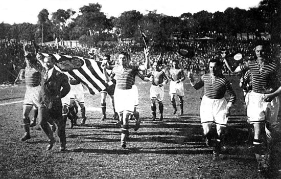 Turay József, in het midden met de vlag in de rechterhand, in Sao-Paulo, Brazilië 