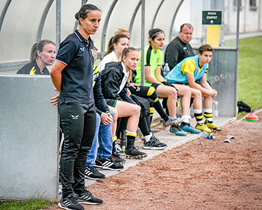 Vágó Fanny als coach bij de U19-meisjes van FTC.