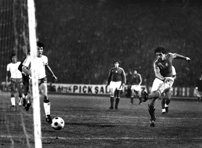 Várady maakt een van zijn goals voor de Hongaarse nationale ploeg: tegen Bolivië op 29-10-1977, eindstand 6-0.