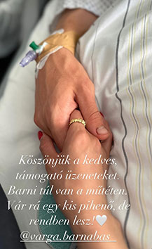 Handen van Laura en Barnabás verstrengeld