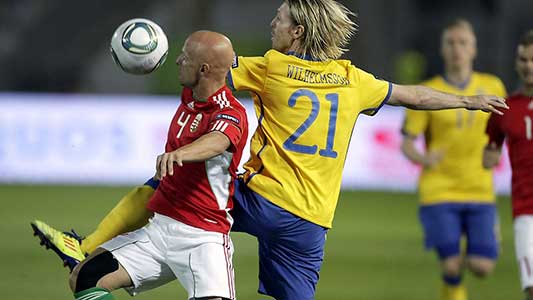 Varga in duel met Christian Wilhelmsson bij een wedstrijd