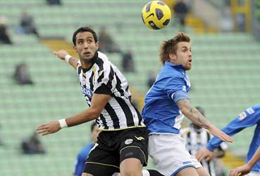 Ádam in actie bij Brescia Calcio.