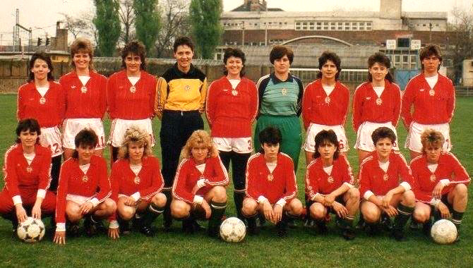 Deze foto werd in 1990 genomen, maar bevat nog verschillende speelsters die deel uitmaakten van de Hongaarse vrouwenploeg die op 9 april 1985 speelden.