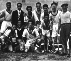 Weisz Árpád met spelers van AS Bari.