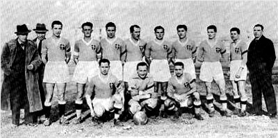 Weisz Árpád met spelers van Novara Calcio in 1934.