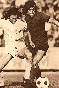 Zombori (donker shirt) in actie tijdens een wedstrijd Vasas-Videoton in 1976.