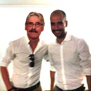 Zombori op de foto met stertrainer Pep Guardiola in 2013.