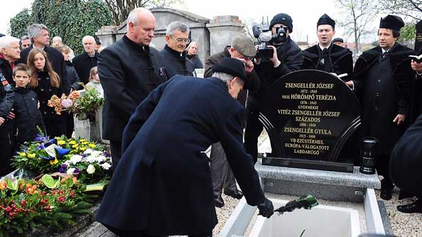 De herbegraving in Cégled van Zsengellér Gyula.