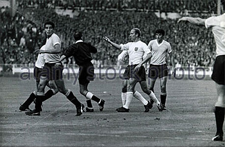 Bobby Charlton in discussie met Zsolt István op het WK 1966 tijdens de openingswedstrijd Engeland-Uruguay.