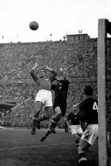 Geller komt gepast tussen en wordt in de rug gedekt door Buznszky tijdens de match van 29 april 1956 tegen Joegoslavi.