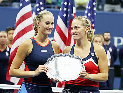 Tímea en Kristina Mladenovic verliezend finalist dubbelspel in Flushing Meadows