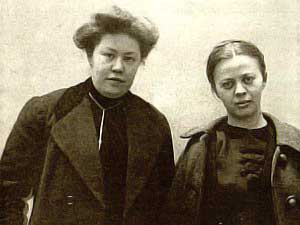 Hajós Edith, de eerste vrouw van Balázs (naast haar schrijfster Lesznai Anna).