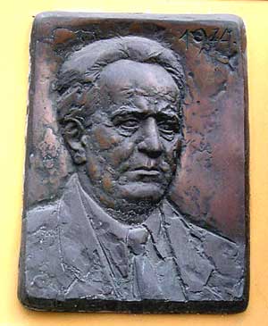 ronzen portret van Balázs Béla