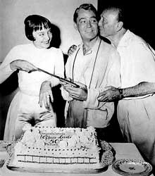 Michael Curtiz samen met Carolyn Jones en Alan Ladd