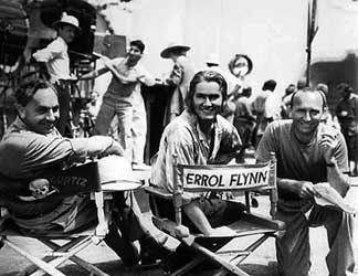 Michael Curtiz (rechts) samen met Hal Mohr en Erroll Flynn bij het draaien van 'Captain Blood' (1935).