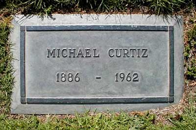 Het graf met de grafsteen van Michael Curtiz, op het Forest Lawn Memorial Park Cemetery (Glendale), Los Angeles.