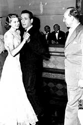 Curtiz bij een repetitie met de 'Casablanca' hoofdrolspelers, Humphrey Bogart en Ingrid Bergman.
