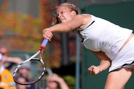 Melinda op weg naar winst tegen Samantha Stosur (WTA 10) in Wimbledon (2011).