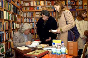 De schrijver bij een signeersessie.