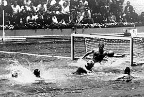 O.S. Tokio, oktober 1964: de Hongaarse winnaars van het waterpolo in actie