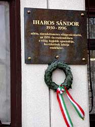Gedenkplaat voor Iharos.