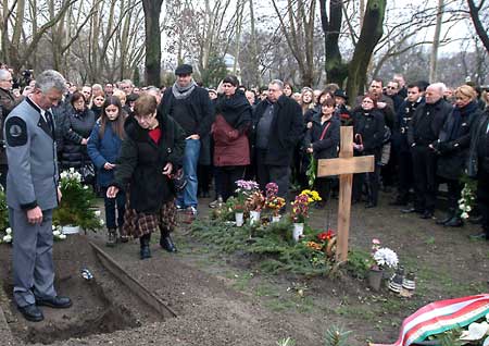 Csákány Zsuzsa, de weduwe van Jancsó Miklós, brengt een laatste groet aan haar overleden man.